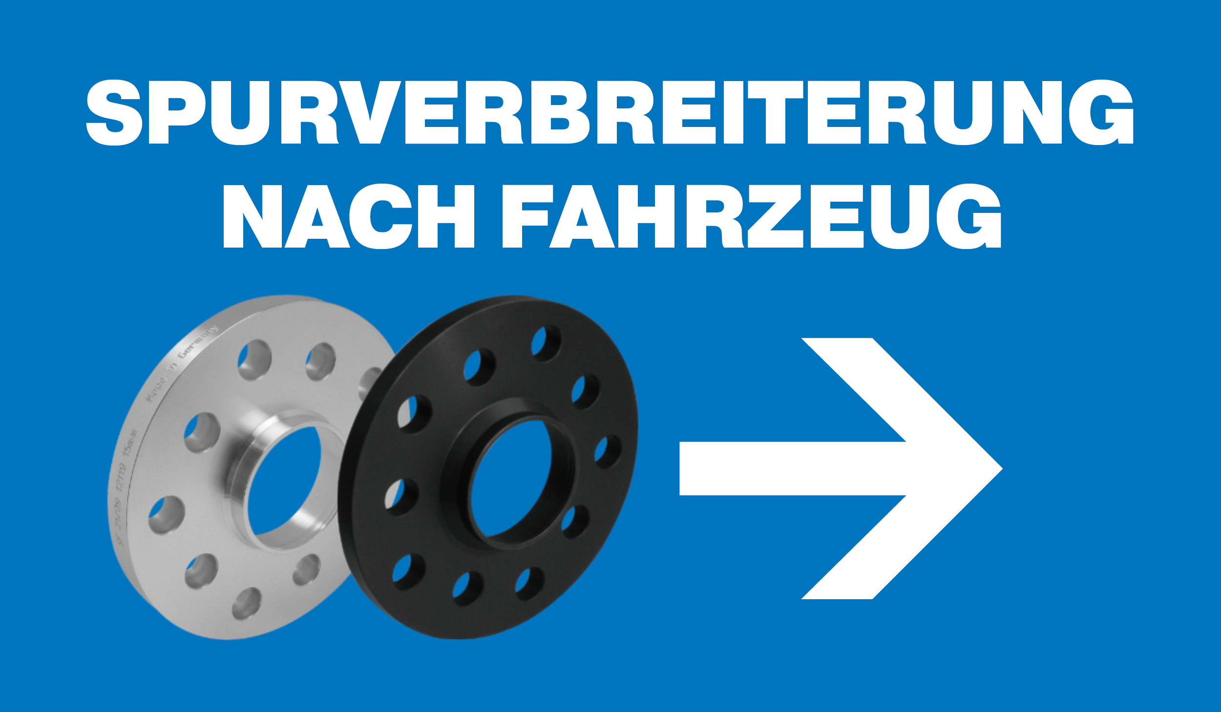 Blaues Banner mit weißer Aufschrift „Spurverbreiterung nach Fahrzeug“.